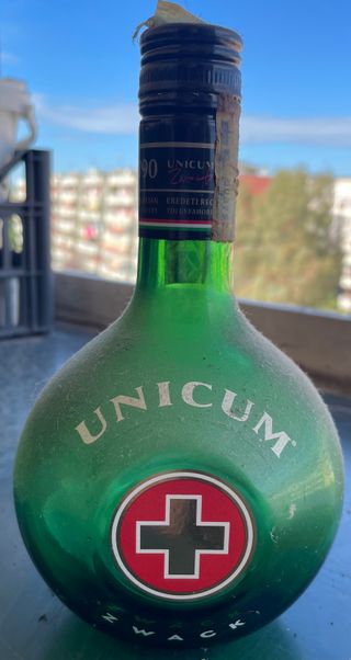 Bottiglie vuote di whiskey e amaro