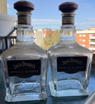 Bottiglie vuote di whiskey e amaro