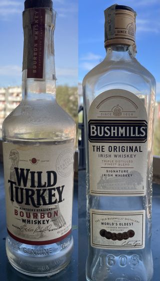 Bottiglie vuote di whiskey e amaro
