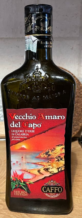 Bottiglie vuote di whiskey e amaro