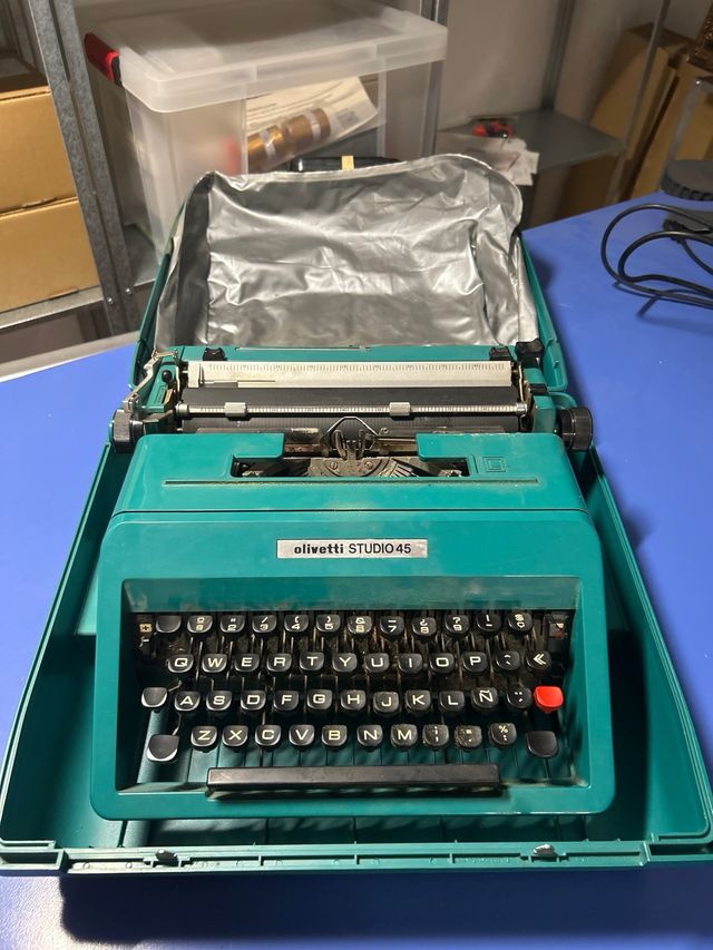 Máquina de escribir vintage Olivetti Studio 45 –