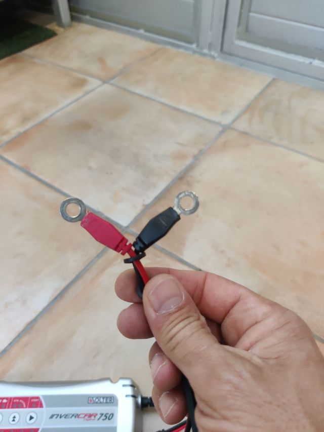 Cargador de batería 12V 7,5A para Camper y Taller.