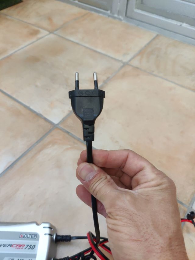 Cargador de batería 12V 7,5A para Camper y Taller.