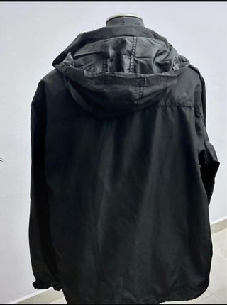 Cortavientos impermeable  de hombre Zara Sport.