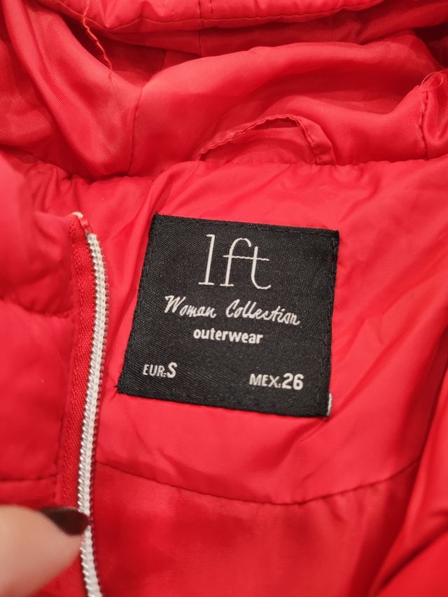 Cazadora roja con capucha