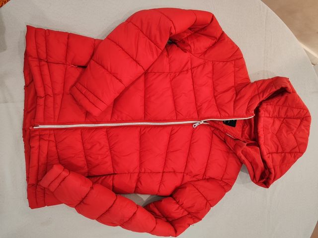 Cazadora roja con capucha