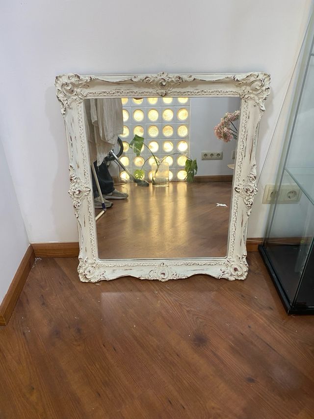 Espejo con marco de madera