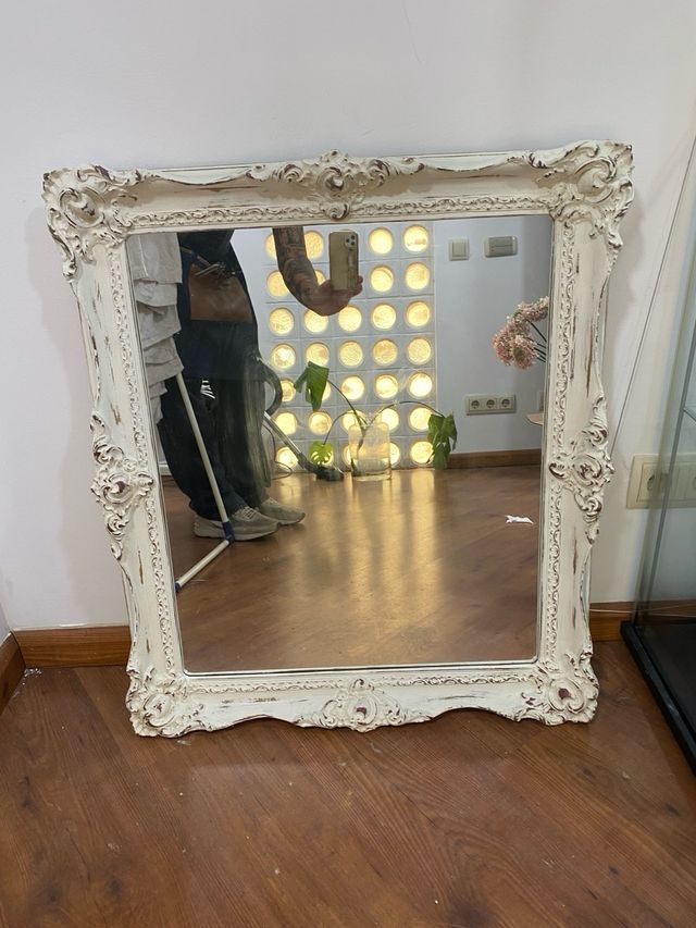 Espejo con marco de madera