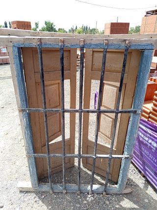 Ventana antigua de madera con reja 