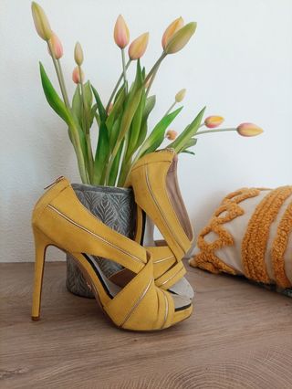 Sandalias amarillas PrimaDonna 