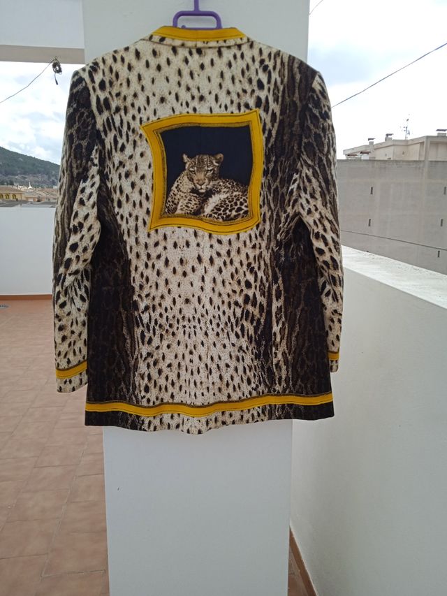 CHAQUETA ESCADA de   mujer con un leopardo