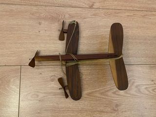 Avión de madera