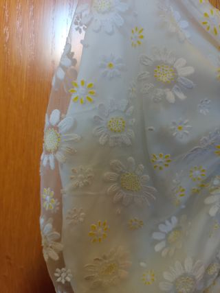 Top blanco con flores de Zara