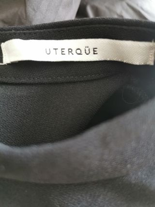 Blusa negra con volantes con adornos