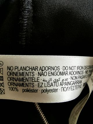 Blusa negra con volantes con adornos