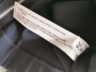 Blusa negra con volantes con adornos