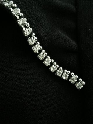 Blusa negra con volantes con adornos