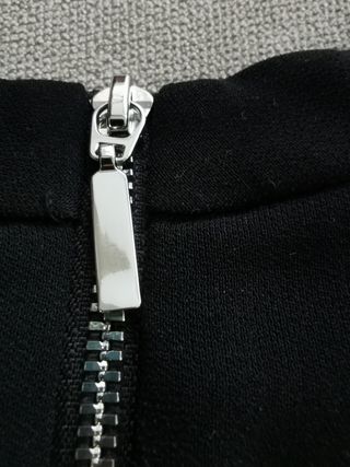 Blusa negra con volantes con adornos