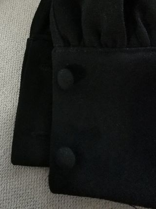 Blusa negra con volantes con adornos