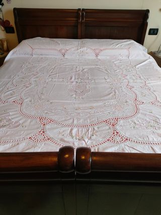 Copriletto matrimoniale ricamato