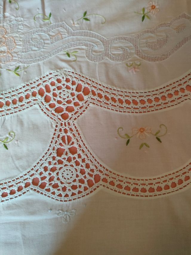 Copriletto matrimoniale ricamato