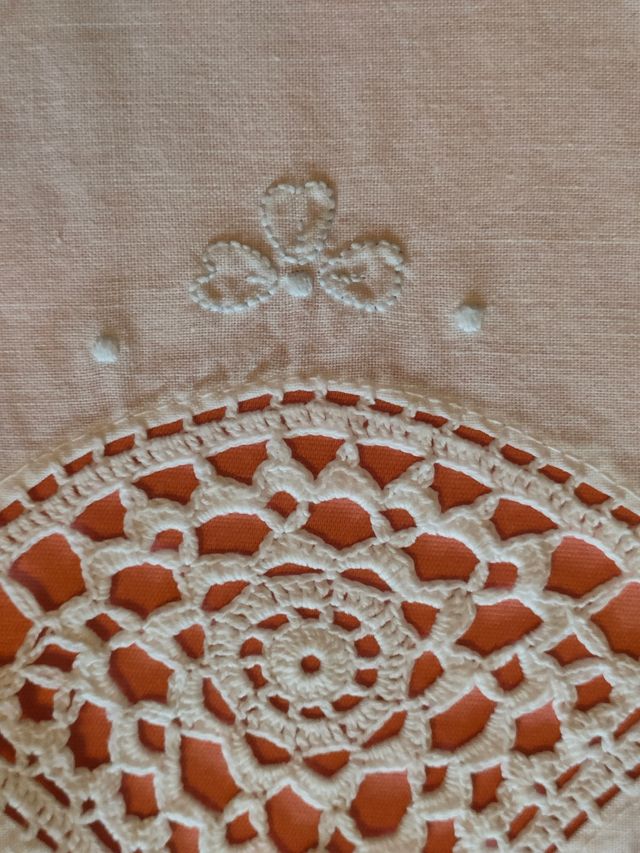 Copriletto matrimoniale ricamato