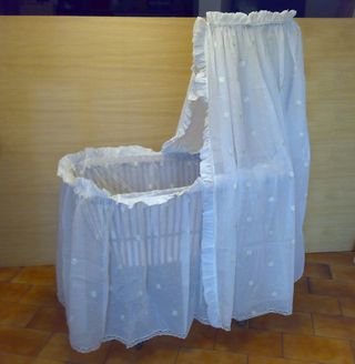 Vendo culla vimini con ruote usata.