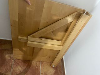 Mesa alta plegable y taburetes