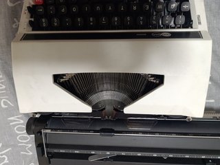 Maquina de escribir antigua