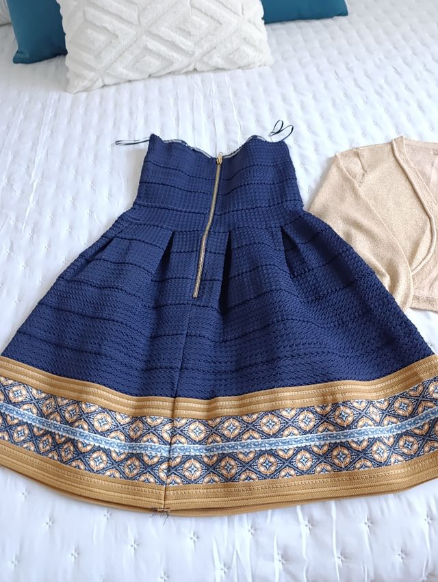 Vestido palabra de honor y rebeca.