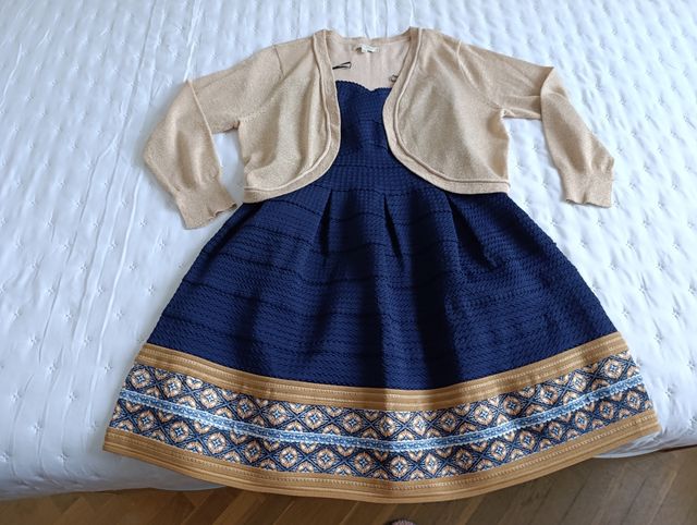 Vestido palabra de honor y rebeca.