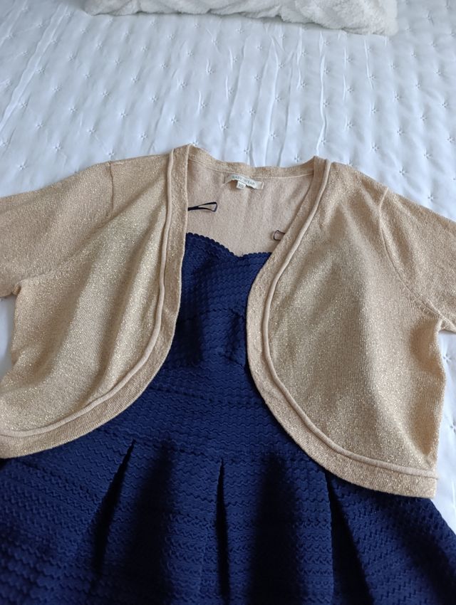 Vestido palabra de honor y rebeca.