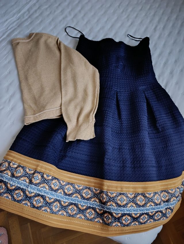 Vestido palabra de honor y rebeca.