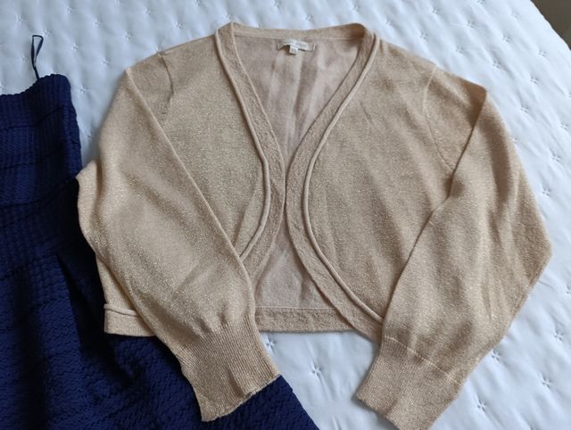 Vestido palabra de honor y rebeca.