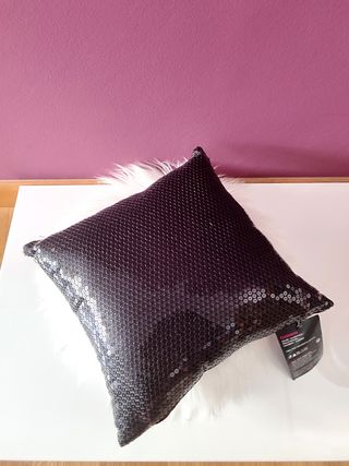 Cojín con lentejuelas.