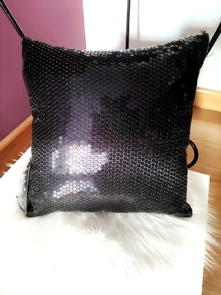 Cojín con lentejuelas.