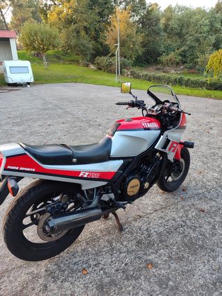 Yamaha FZ 750