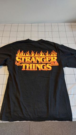 Camiseta negra STRANGER THINGS.XS.