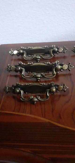 6 tiradores antiguos de metal patinado en bronce.