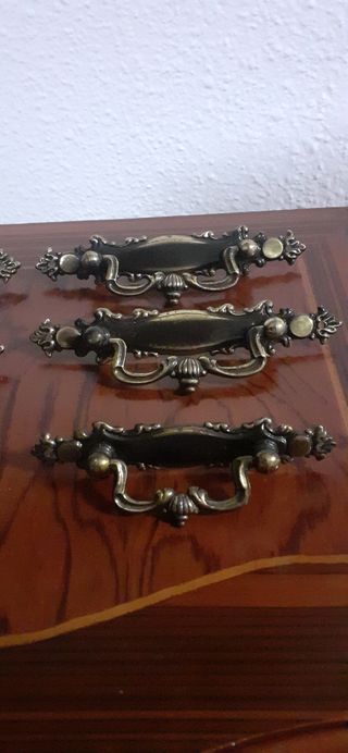 6 tiradores antiguos de metal patinado en bronce.