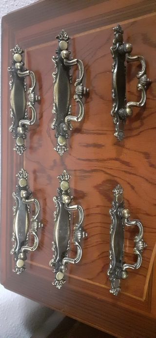 6 tiradores antiguos de metal patinado en bronce.