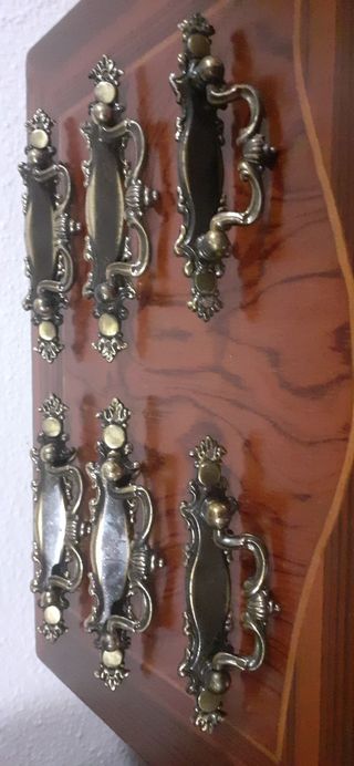 6 tiradores antiguos de metal patinado en bronce.
