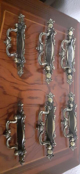 6 tiradores antiguos de metal patinado en bronce.