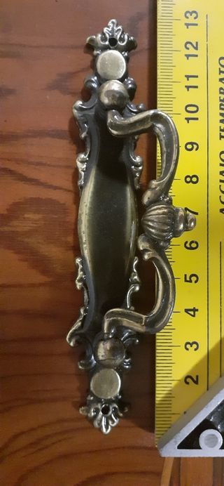 6 tiradores antiguos de metal patinado en bronce.