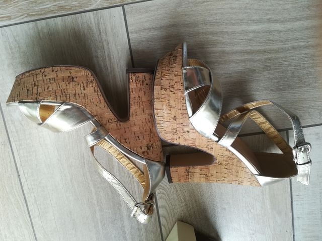 Sandali con tacco dorati