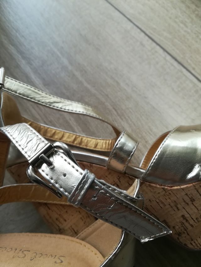 Sandali con tacco dorati