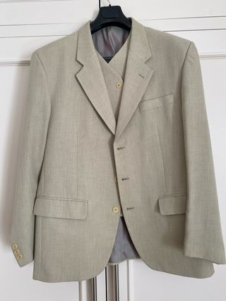 Traje caballero color beig. Tres piezas