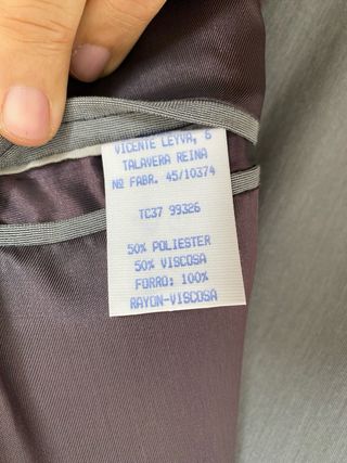 Elegante traje caballero de tres piezas color gris