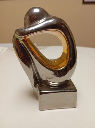 Figura mujer porcelana Oro y platino.