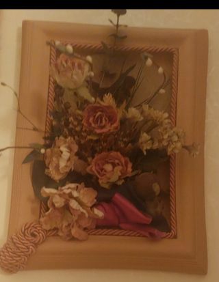 Quadretto in ceramica con fiori secchi vintage